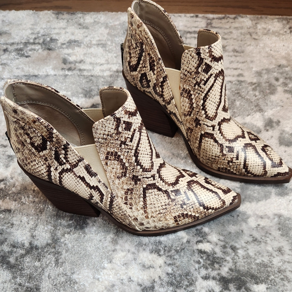 NWOB Vince Camuto Gradina Bootie